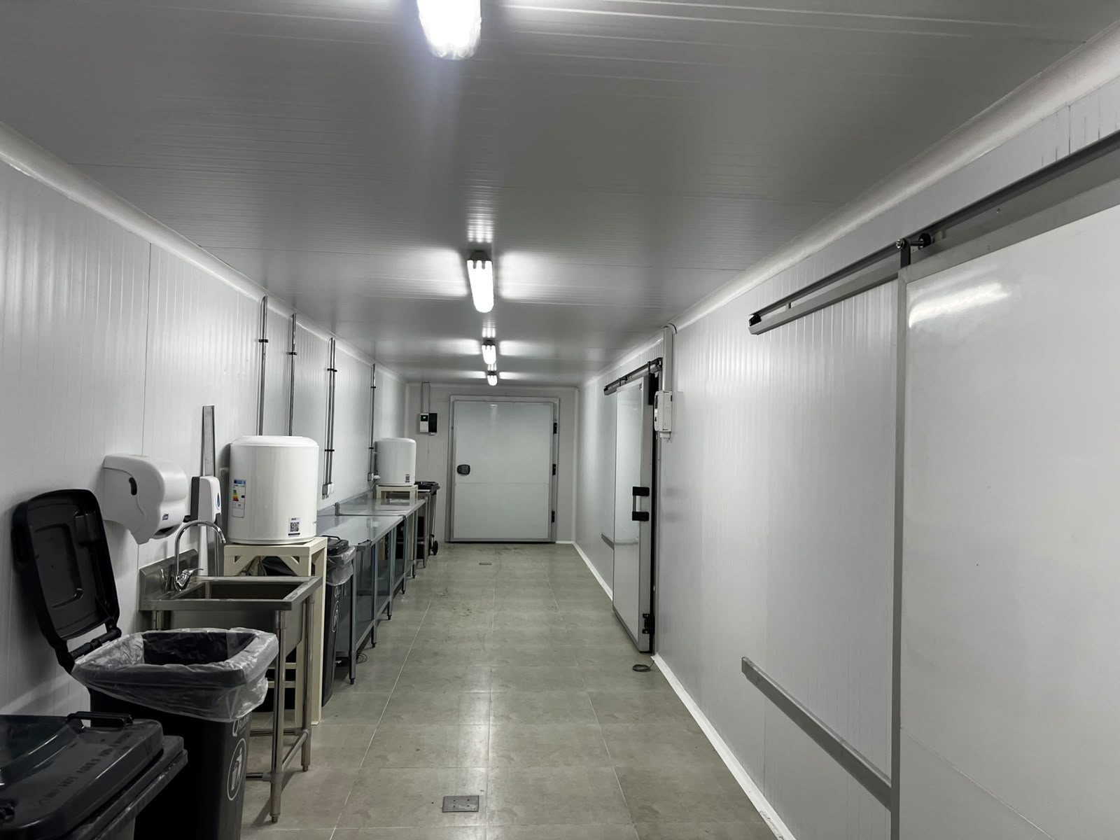 Sala de proceso con alumbrado y canalización a la vista